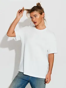 Klassisches weißes übergroßes Baumwoll-T-Shirt an weiblichem Model mit 5-Punkt-Ärmeln
