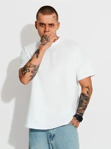 Detailaufnahme eines weißen Herren-T-Shirts in Übergröße mit Fünf-Punkt-Ärmeln