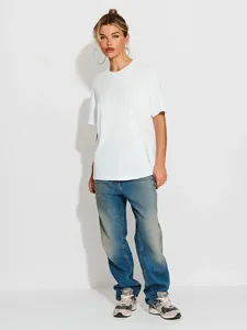 Lässiges weißes Kurzarm-T-Shirt an einem Modell in einer minimalistischen Studioumgebung