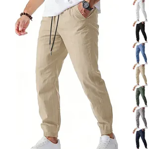 Vue détaillée du pantalon rayé en lin pour homme avec cordon de serrage et chevilles élastiques.