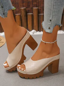 Detailansicht der gesteppten Textur beige Plateau-Mules mit offenem Zehenbereich und Absatz