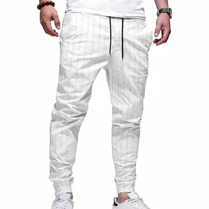 Détail de jogger en lin blanc à rayures pour hommes avec cordon de serrage élégant