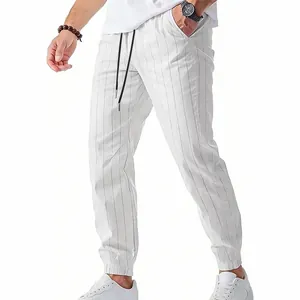 Détail d'un pantalon jogger en lin blanc à rayures pour homme avec cordon