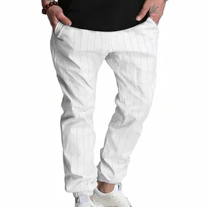 Vue détaillée d'un pantalon de jogging en lin blanc rayé pour homme porté par un mannequin.