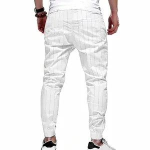 Vue arrière montrant la coupe décontractée et les rayures du pantalon en lin blanc