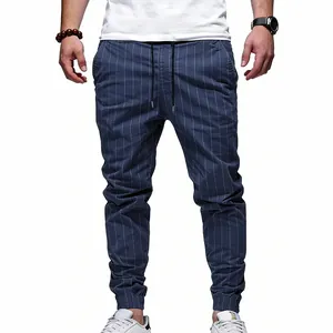 Détail du pantalon de jogging bleu à fines rayures pour homme avec cordon de serrage.