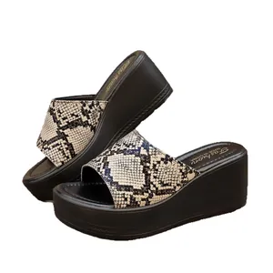 Elegantes sandalias de cuña para mujer con parte superior con patrón de piel de serpiente.