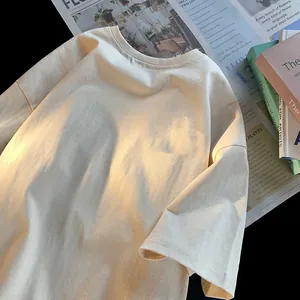 Detailansicht eines übergroßen aprikosenfarbenen Kurzarm-T-Shirts bei warmem Licht