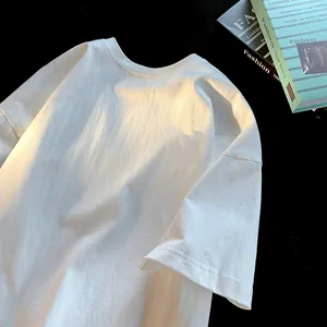 Nahaufnahme eines weißen Oversized-Baumwoll-T-Shirts mit Stoffstruktur und Drop-Shoulder-Design