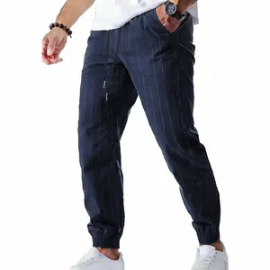 Vue détaillée du pantalon de jogging en lin à rayures bleu marine pour hommes.
