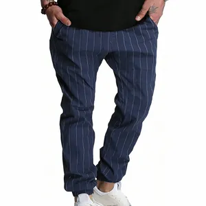 Vue détaillée du pantalon de jogging en lin bleu à rayures pour hommes avec chevilles élastiquées