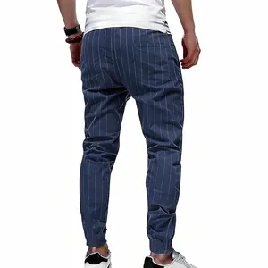 Vue arrière détaillée du pantalon de jogging en lin à rayures bleues pour homme avec poche.