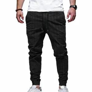Vue détaillée du pantalon de jogging rayé gris foncé pour homme à lignes blanches