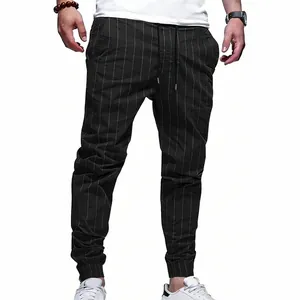 Vue détaillée d'un pantalon de jogging en lin à rayures noires pour hommes avec cordon.