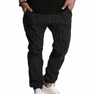 Gros plan détaillé d'un pantalon de jogging en lin noir à rayures verticales pour hommes