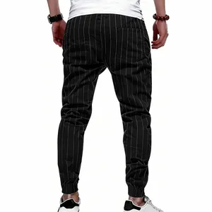 Vue arrière d'un pantalon de jogging noir pour homme avec fines rayures blanches et chevilles