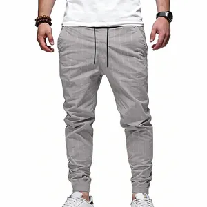 Vue détaillée du pantalon de jogging pour homme en lin rayé gris avec cordon de serrage