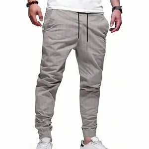 Détail du jogging en lin rayé gris pour homme avec cordon et ourlet à revers.