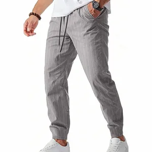 Vue détaillée d'un pantalon de jogging décontracté en lin à rayures grises pour hommes