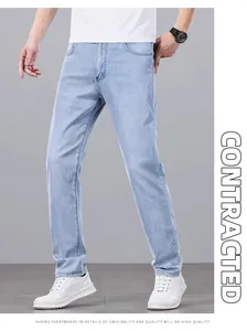 Gerade geschnittene hellblaue Herren-Denim-Jeans am Modell mit weißen Turnschuhen