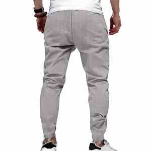 Vue arrière détaillée du pantalon de jogging en lin rayé gris pour hommes avec revers