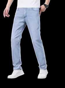 Detailansicht einer hellblauen Herrenjeans mit geradem Bein für Freizeit und Alltag