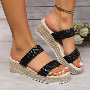 Sandales compensées élégantes pour femmes avec lanières tressées noires et détail espadrille