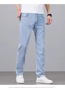 Vorderansicht einer stylischen hellblauen Straight-Leg-Herenjeans an einem Model