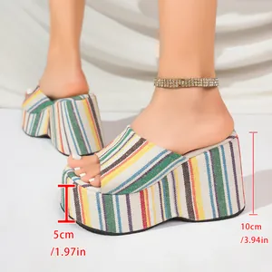 Gros plan de sandales compensées à rayures colorées avec talon de 10 cm