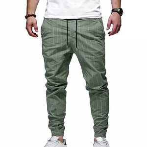 Vue détaillée d'un pantalon de jogging en lin à rayures vertes avec cordon de serrage