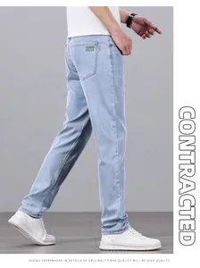 Seitenansicht der hellblauen Herren-Jeans mit geradem Bein und Taschendetails.
