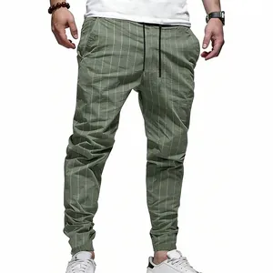Détail du pantalon de jogging pour homme en lin à rayures vert sauge avec cordon.
