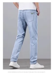 Detailansicht der hellblauen Herren-Jeans mit geradem Bein und Gesäßtaschen-Patch.