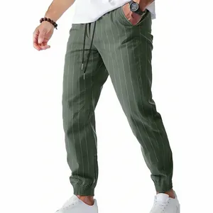 Vue détaillée du pantalon de jogging en lin à rayures vert olive pour homme avec cordon