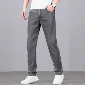 Detaillierte Ganzkörperansicht der klassischen grauen Herren-Jeans mit geradem Schnitt