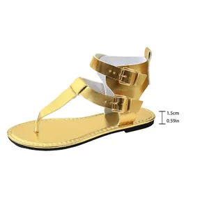 Detailansicht der 1,5 cm Absatzhöhe bei stylischen goldenen Römersandalen mit Zehensteg