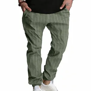 Vue détaillée du pantalon jogger en lin vert pour homme à fines rayures blanches.