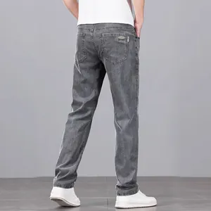 Rückansicht der hochwertigen grauen Straight-Leg-Jeans für Herren mit Taschendetails