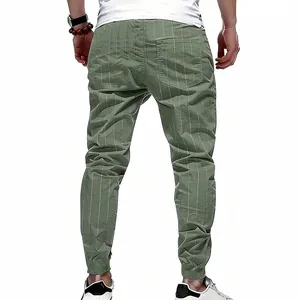 Vue arrière détaillée du pantalon en lin rayé vert pour homme montrant la coupe