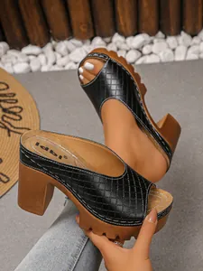 Detailansicht der schwarzen gesteppten Plateau-Sandalen mit klobigem Blockabsatz
