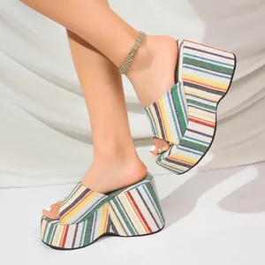 Vue détaillée des sandales compensées à rayures multicolores pour femmes avec semelles