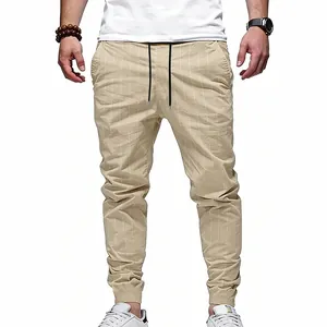 Vue détaillée d'un pantalon décontracté à rayures verticales beiges pour hommes en lin