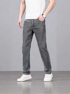 Klassische Herren-Jeans mit geradem Bein aus grauem Denim, bequeme Passform für Alltag