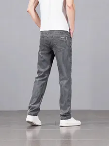 Klassische graue Herrenjeans mit geradem Bein in der Rückansicht für den Alltag