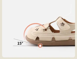 Detailweergave van beige leren peutersandaal met een 15° anti-stoot neusontwerp detail