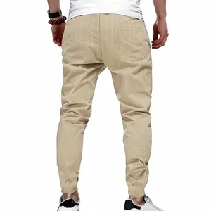 Vue arrière du pantalon de jogging en lin rayé beige pour homme avec bas élastiqués.