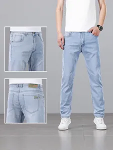 Klassische hellblaue Herrenjeans mit geradem Bein, Detailansichten von Tasche und Rückseite