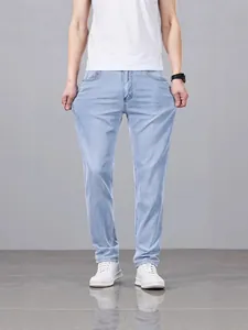 Klassische Herrenjeans mit geradem Bein aus hellblauem Stretch-Denim für den Alltag