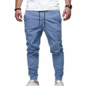 Vue détaillée de ce pantalon de jogging décontracté en lin rayé bleu clair pour homme
