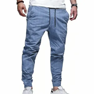 Détail du pantalon de jogging en lin à rayures bleu clair pour hommes avec cordon